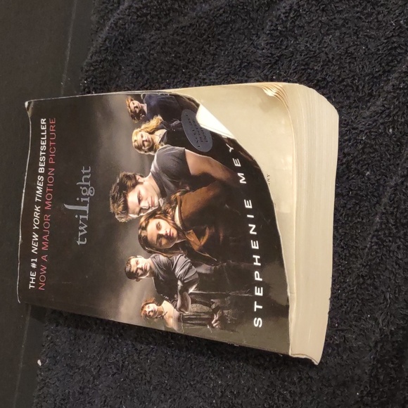 USED TWILIGHT PAPER BACK BOOK BOOK HAS STAINS ON THE FIRST 6 PAGES - Picture 4 of 13